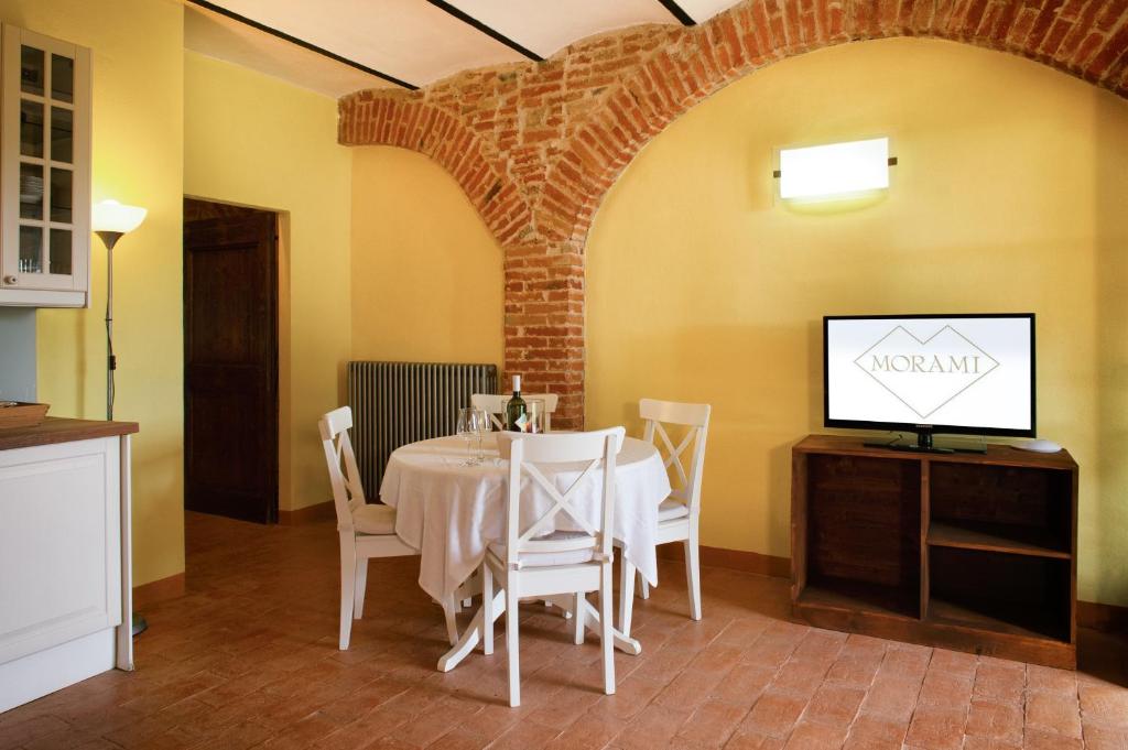 TV a/nebo společenská místnost v ubytování Morami Wine Agriturismo