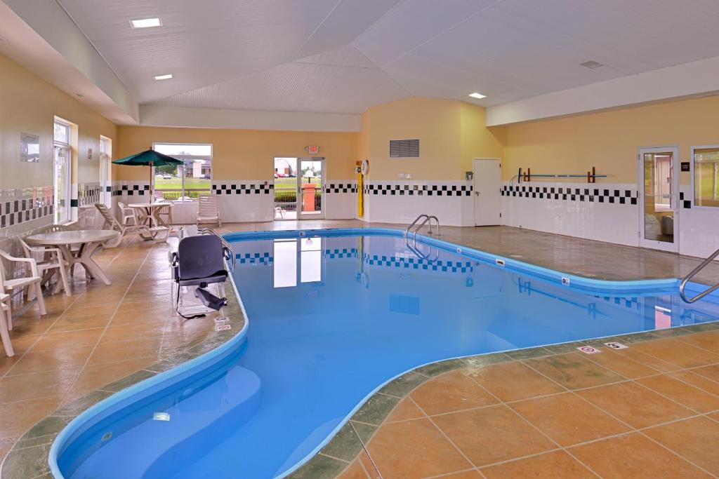 a pool in the middle of a room at Red Roof Inn Clyde in Clyde
