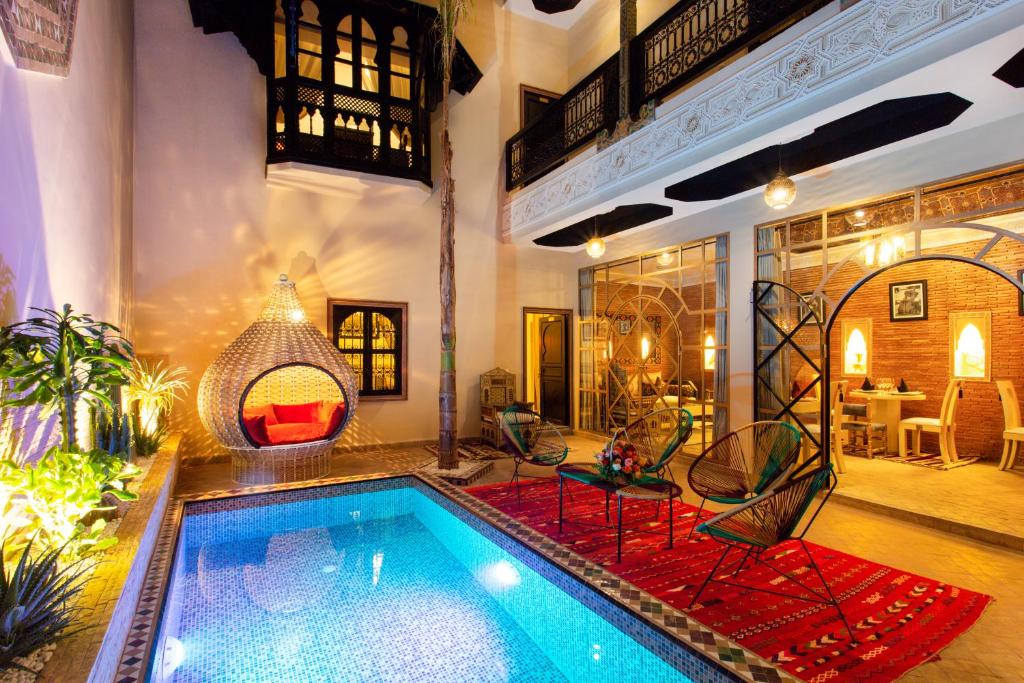 een huis met een zwembad in een kamer bij Riad en exclusivité Maison d hôtes Chamade & Spa in Marrakesh