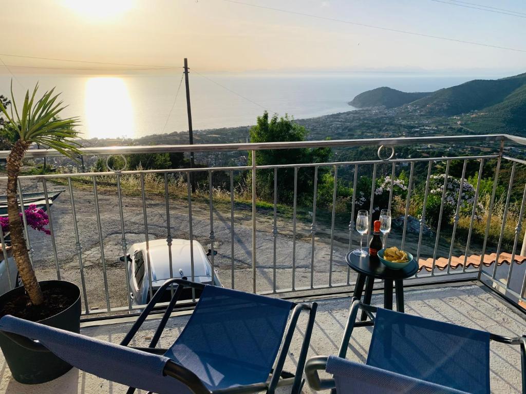 uma varanda com cadeiras e vista para o oceano em Casa Vacanze vista mare a Castellabate em Castellabate