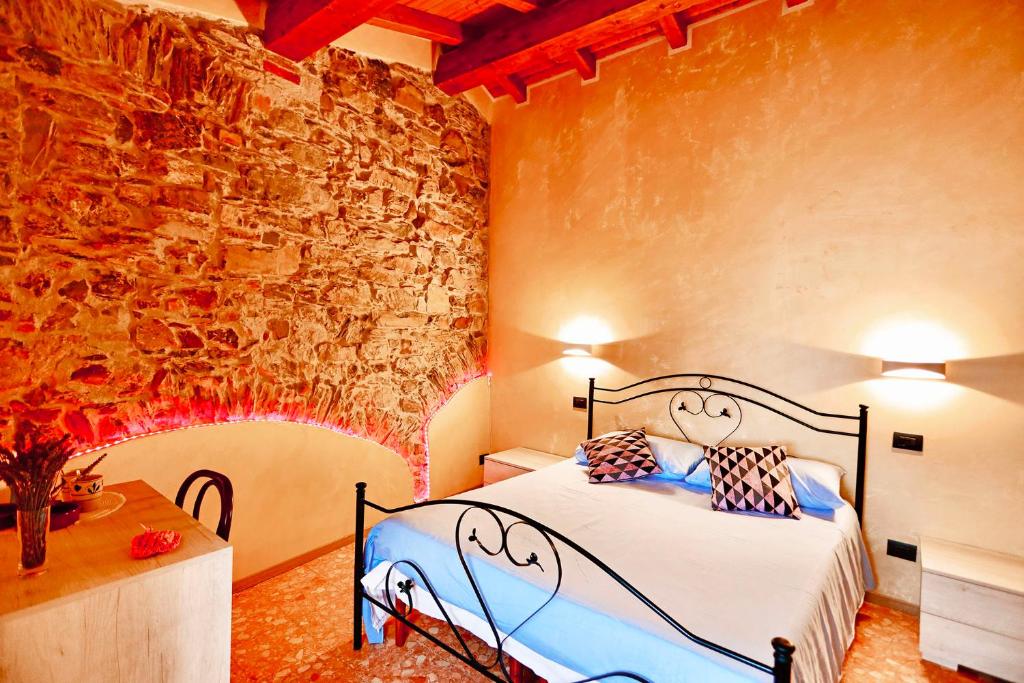 Postel nebo postele na pokoji v ubytování Casa Laura, Fosdinovo - Stile e Relax a 5 stelle
