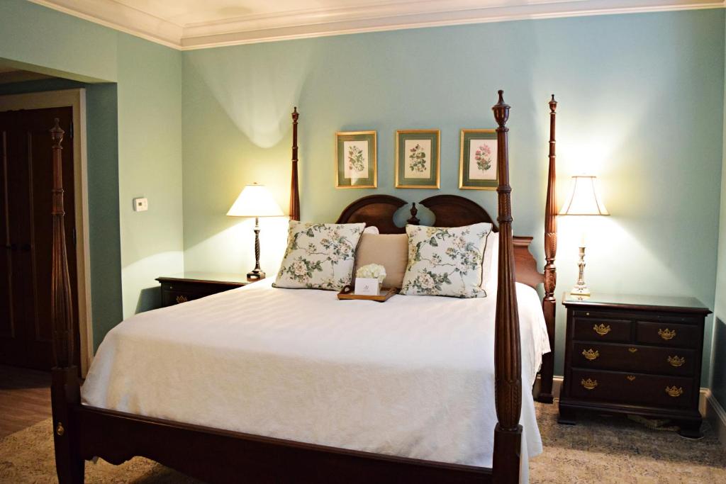 JH Adams Inn, Trademark Collection by Wyndham - 1 King Bed, Gallery Room, Non-Smoking