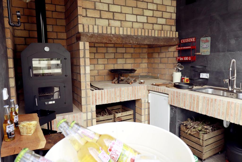 uma cozinha com um forno de pizza e um fogão em Meravella Casa Rural em Tinajeros