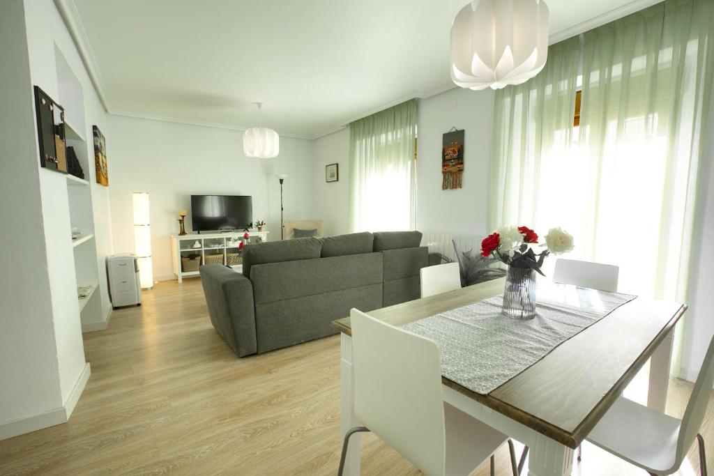 una sala de estar con una mesa y un sofá en Cuencaloft Calderón de la Barca, en Cuenca