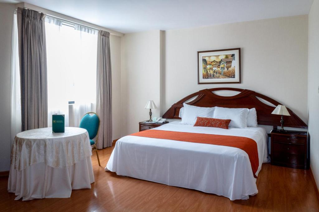 Rúm í herbergi á Miraflores Colon Hotel