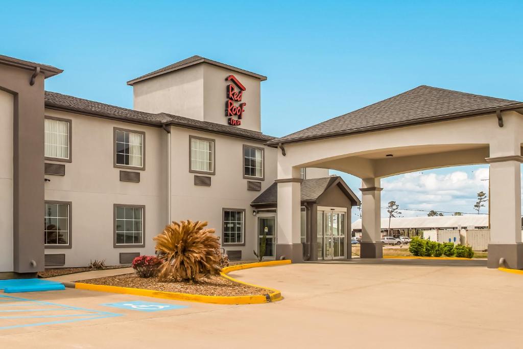 uma representação de um hotel com um edifício em Red Roof Inn & Suites Lake Charles em Lake Charles