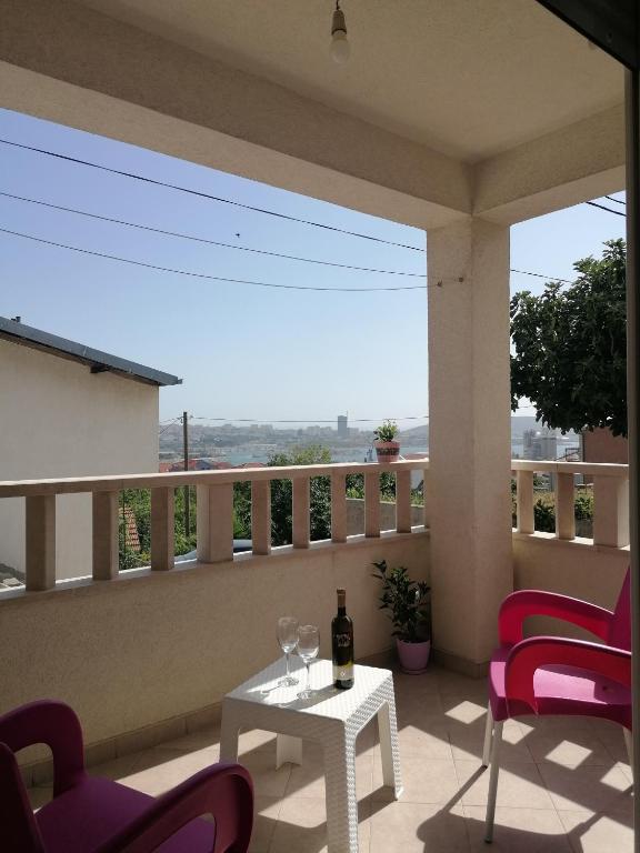 - un balcon avec une table blanche et des verres à vin dans l'établissement Salona Croatia, à Solin