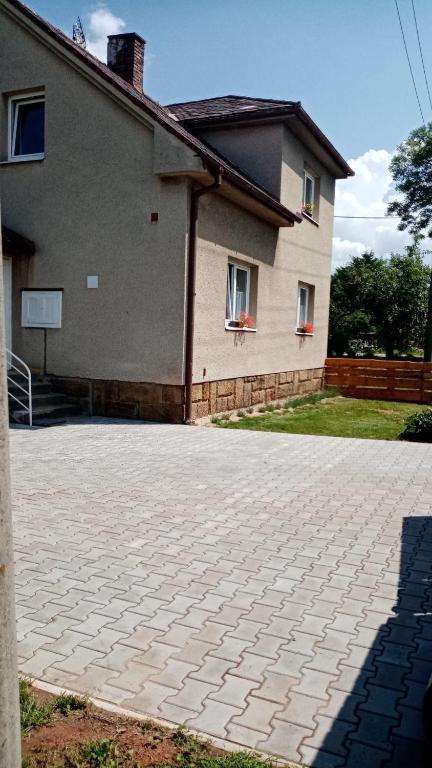 Budova, kde se vila nachází