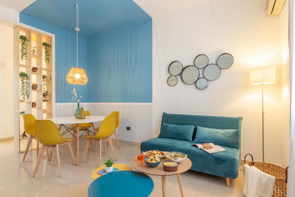 サリーチェ・サレンティーノにあるAtmosfera Salentoのリビングルーム(青いソファ、テーブル付)