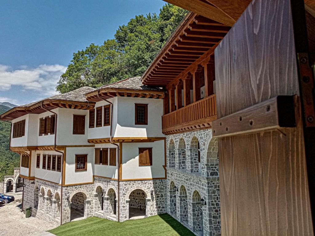 un rendimiento de un edificio con un patio verde en Guest Mansion, Гостински Палат, en Rostuša