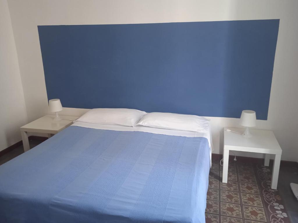 Postel nebo postele na pokoji v ubytování B&B Caravaggio only 200 metres from Ortigia