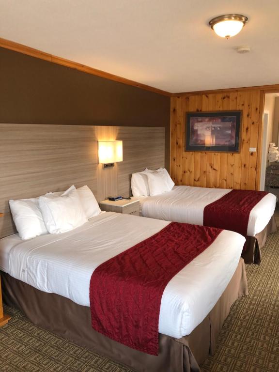 Postel nebo postele na pokoji v ubytování Knights Inn Huntsville