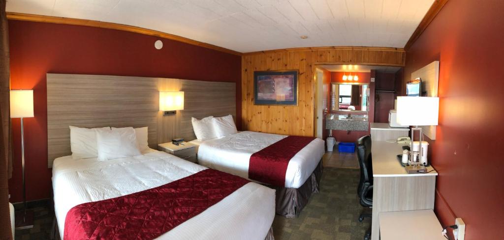 Postel nebo postele na pokoji v ubytování Knights Inn Huntsville