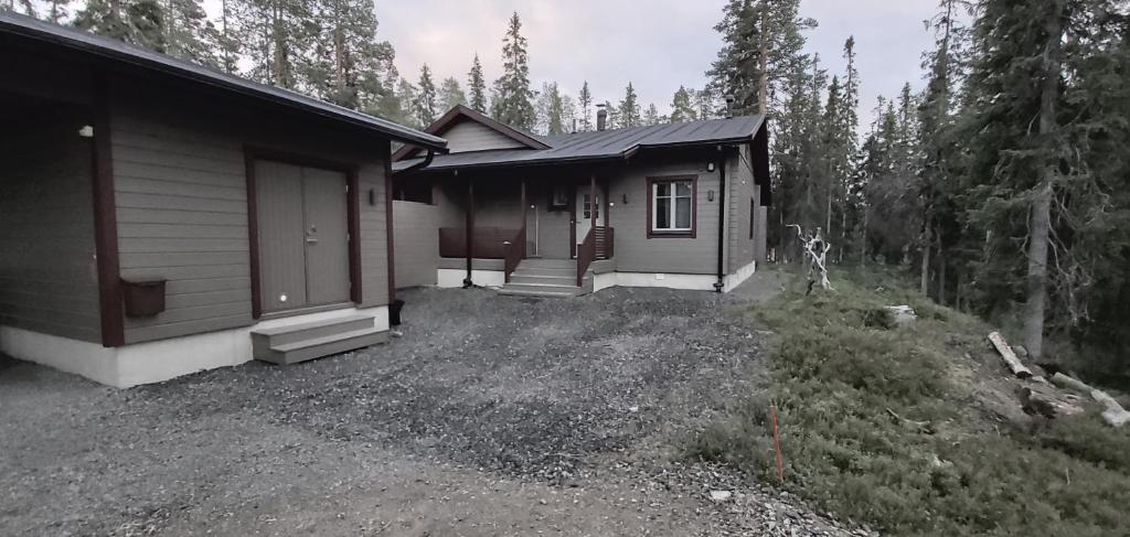 een klein huis midden in een bos bij Lumikonpesä Hullun Mustikka in Ruka