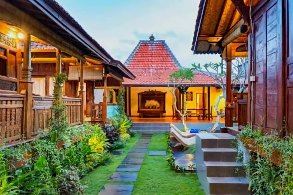 una imagen de una casa con jardín en Hotel and Villa B52 Gili Air, en Gili Air