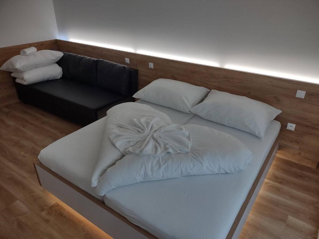 Postel nebo postele na pokoji v ubytování Apartman Kyjev