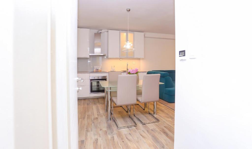 Kuchyňa alebo kuchynka v ubytovaní Apartment Dvor