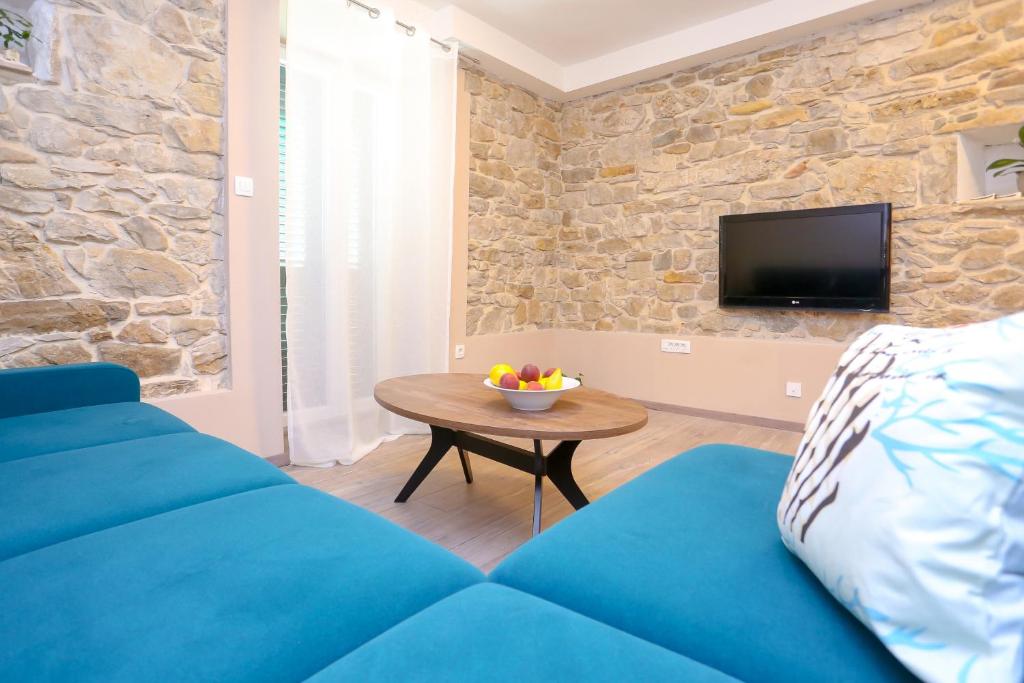 Televízia a/alebo spoločenská miestnosť v ubytovaní Apartment Dvor