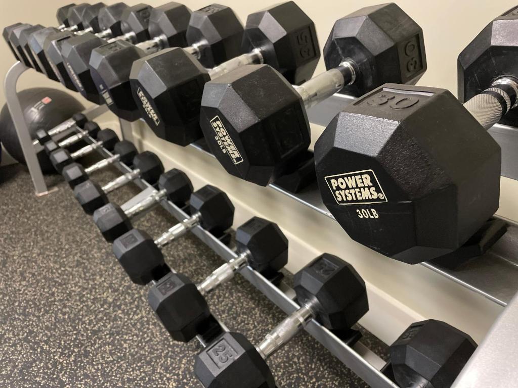 Fitness centrum a/nebo fitness zařízení v ubytování Culpeper Center Suites