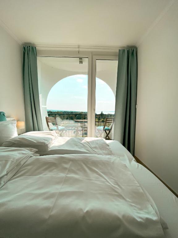 Posteľ alebo postele v izbe v ubytovaní Marine Apartman By BLTN Siófok