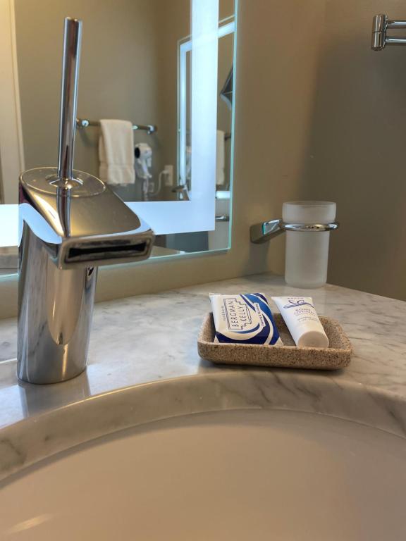 Koupelna v ubytování Culpeper Center Suites
