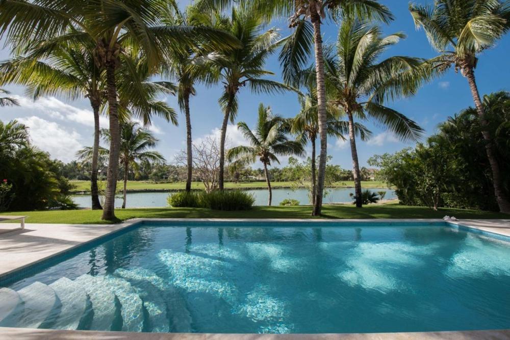 Swimmingpoolen hos eller tæt på Lake front villa with open design in luxury resort