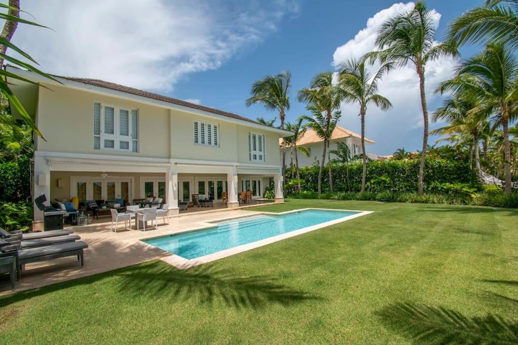 Bazén v ubytování Luxury golf-front villa with golf cart, close to the beach in exclusive resort nebo v jeho okolí