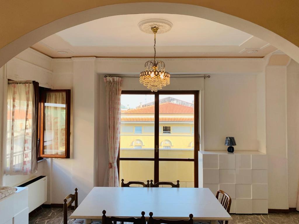 a dining room with a table and a large window at Spazioso appartamento in centro Città in San Benedetto del Tronto