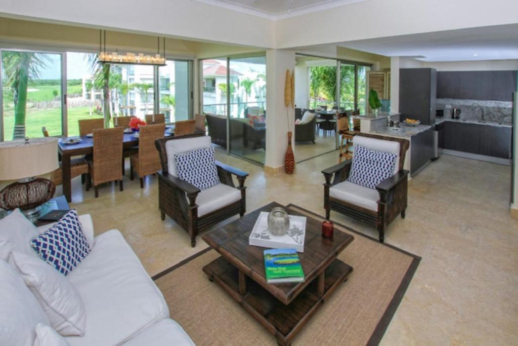 salon z kanapą, krzesłami i stołem w obiekcie Spacious 3 BDR fully-equipped condo with pool and golf view w Punta Cana