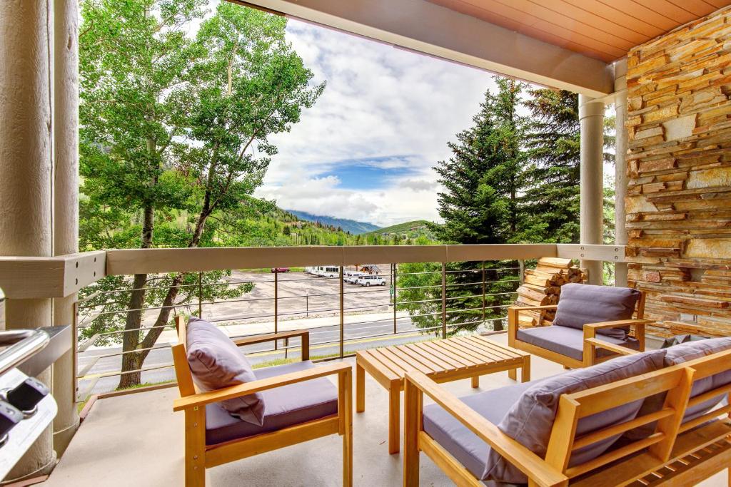 balcón con sillas y vistas a las montañas en Deer Valley Powder Run Perfection B12 en Park City