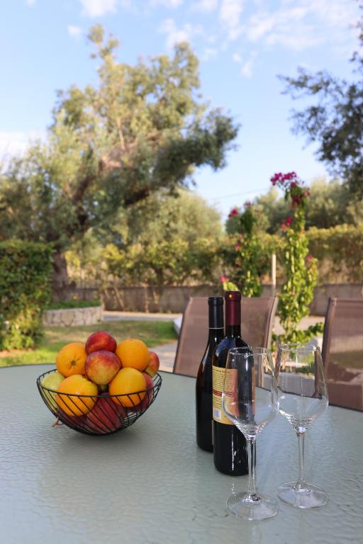 Nápoje v ubytovaní Luxury Villas Polychrono
