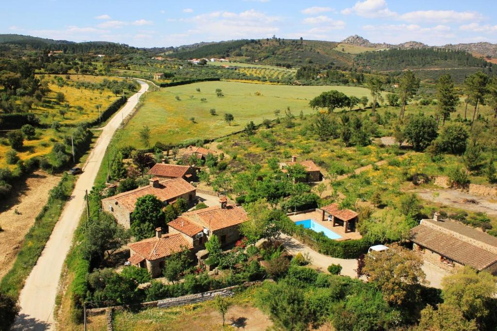 una vista aérea de una casa con carretera en El Jiniebro Turismo Rural en Valencia de Alcántara