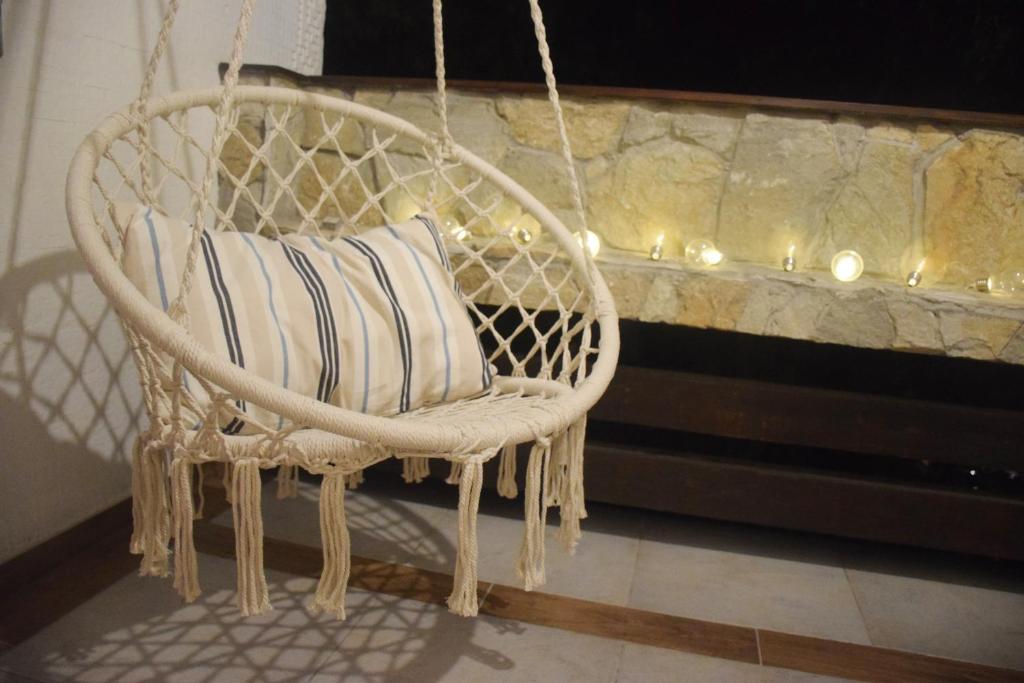 una sedia a dondolo bianca con un cuscino sopra di Feel Danube apartment a Zemun