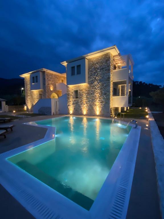 Bazén v ubytování Luminous Luxury Apartments nebo v jeho okolí