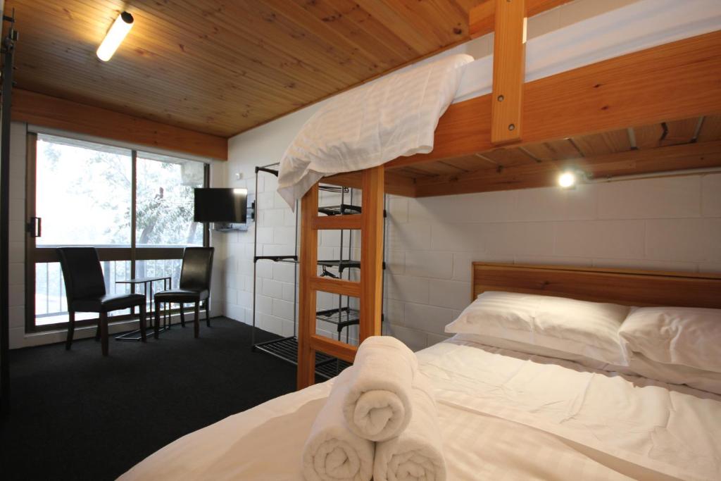 Кровать или кровати в номере Lakeside Falls Creek