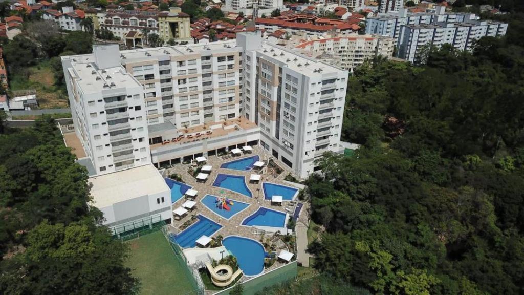 an aerial view of a building with a swimming pool at Temporada Resort Park Veredas com rio quente ao fundo in Rio Quente