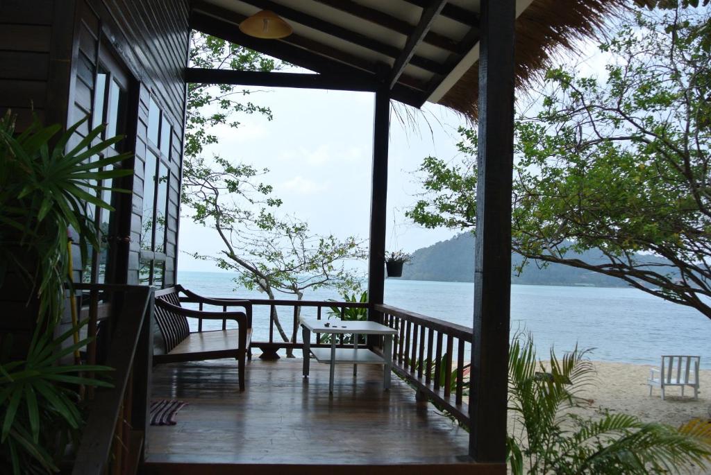 eine Veranda eines Hauses mit Blick auf das Wasser in der Unterkunft Bangbaobeach Resort in Ko Chang