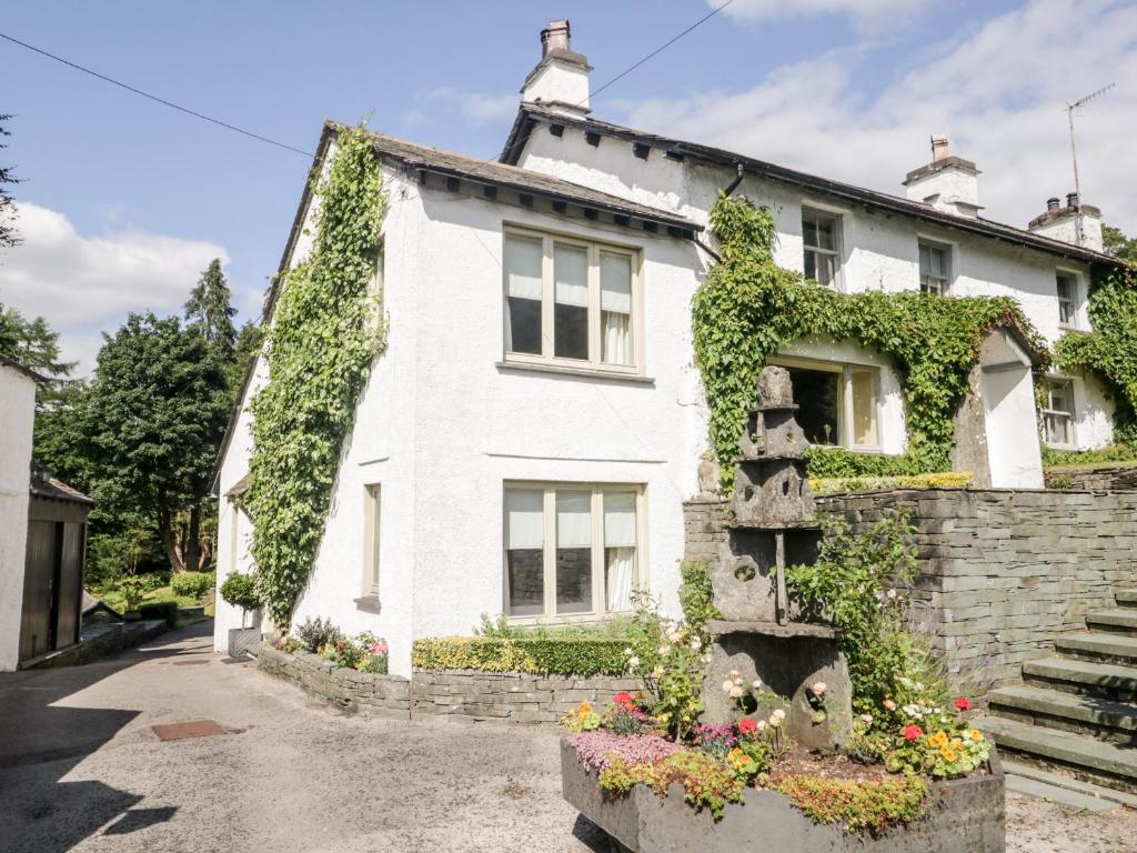 una casa bianca con dei fiori davanti di Gable End a High Yewdale