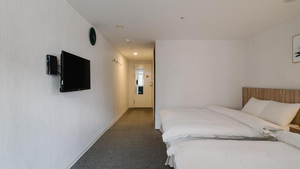 Postel nebo postele na pokoji v ubytování Hotel attic