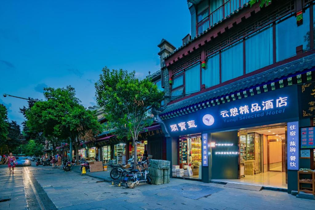 a street in an asian city at dusk at Yunqi Selected Hotel in Xi'an