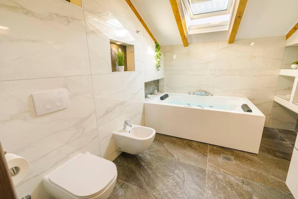 Koupelna v ubytování Luxury villa Stocia Split with swimming pool, sauna and jacuzzi in a peaceful location in Split
