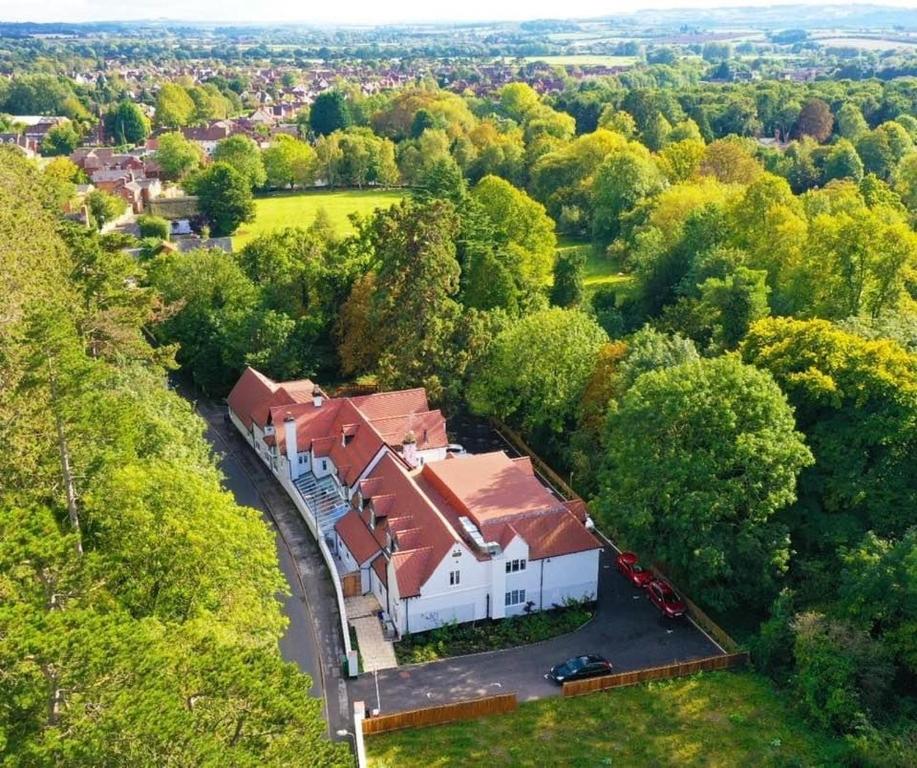 uma vista aérea de uma casa na floresta em Burnside Hotel em Stratford-upon-Avon