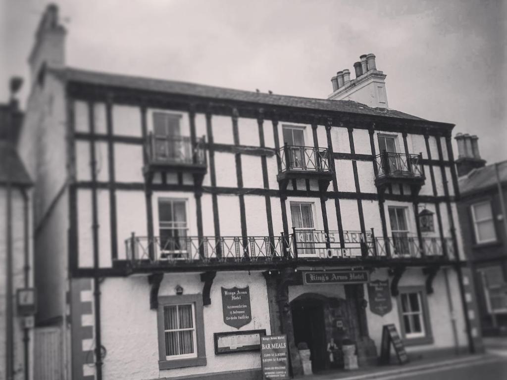 uma foto a preto e branco de um edifício em Kings Arms Hotel em Lockerbie