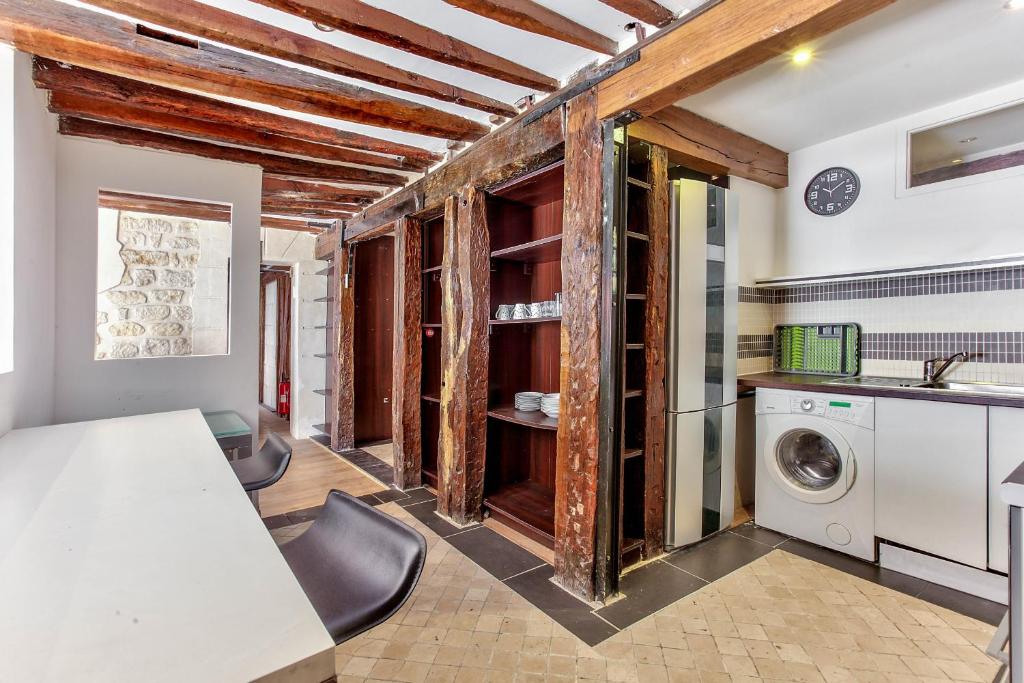 eine Küche mit Waschmaschine und Trockner im Zimmer in der Unterkunft 43- Parisien Flat Boulevards in Paris