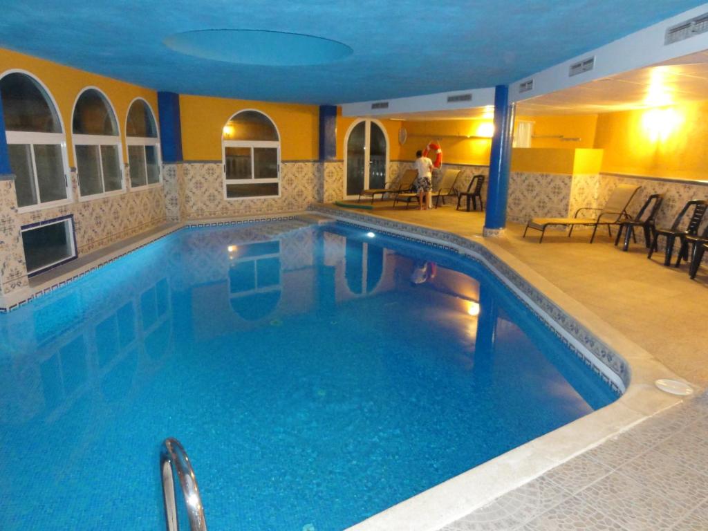ein großer Swimmingpool in einem Hotelzimmer in der Unterkunft Perla Blanca 3 in Peñíscola