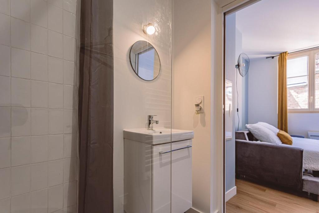 Ein Badezimmer in der Unterkunft Reims - City Center - Cath&eacute;drale - FORUM