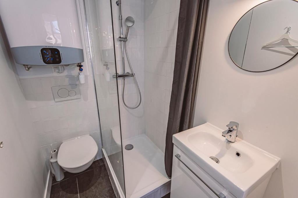 Ein Badezimmer in der Unterkunft Reims - City Center - Cath&eacute;drale - FORUM