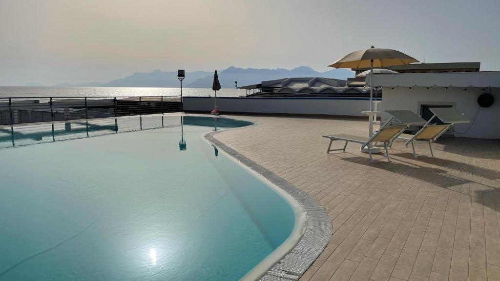 Bazén v ubytování Blu Hotel nebo v jeho okolí