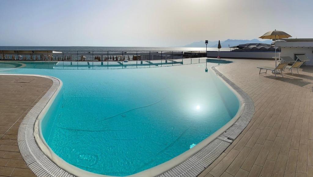 Bazén v ubytování Blu Hotel nebo v jeho okolí