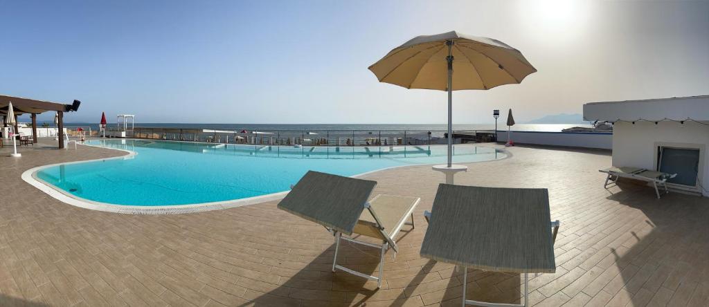 Bazén v ubytování Blu Hotel nebo v jeho okolí